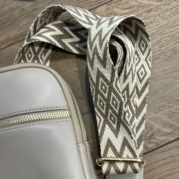 Tan Crossbody Bag Adjustable Decorative Strap Pockets Gold Hardware - Picture 2 of 7